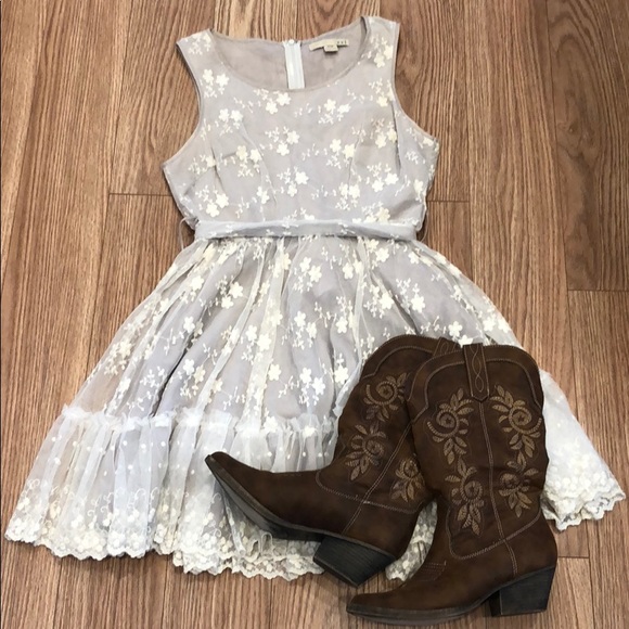 Dresses & Skirts - Forever 21 lace dress